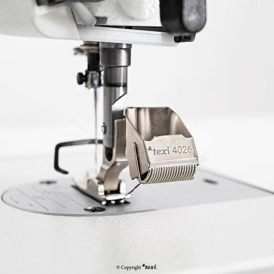 Manual thread cutter for industrial sewing machines, mounted on the presser foot