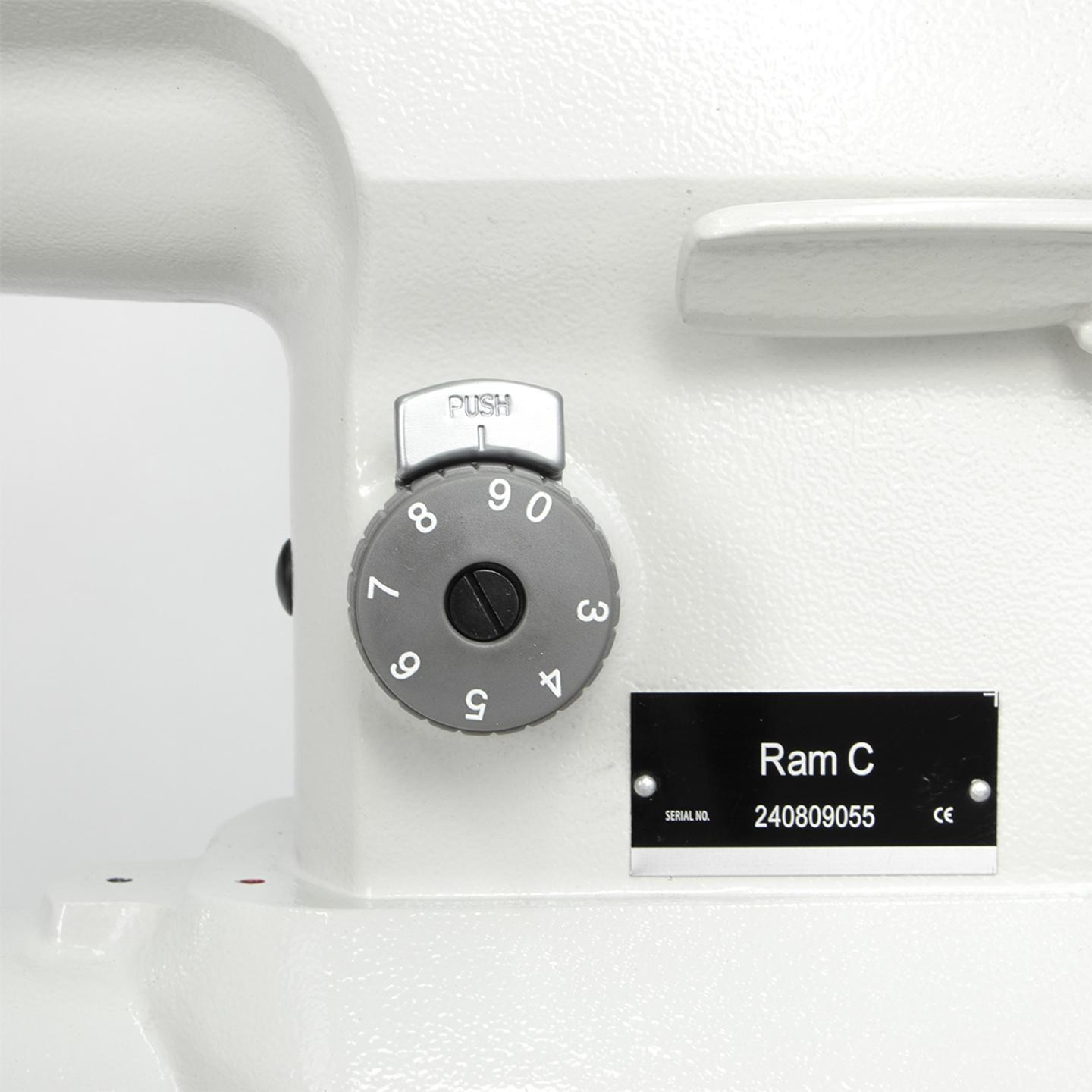 Stebnówka cylindryczna do szycia grubych materiałów z transportem potrójnym i wbudowanym silnikiem -  maszyna kompletna