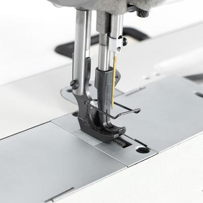 Automatic heavy duty long arm lockstitch sewing machine with unison feed - complete set