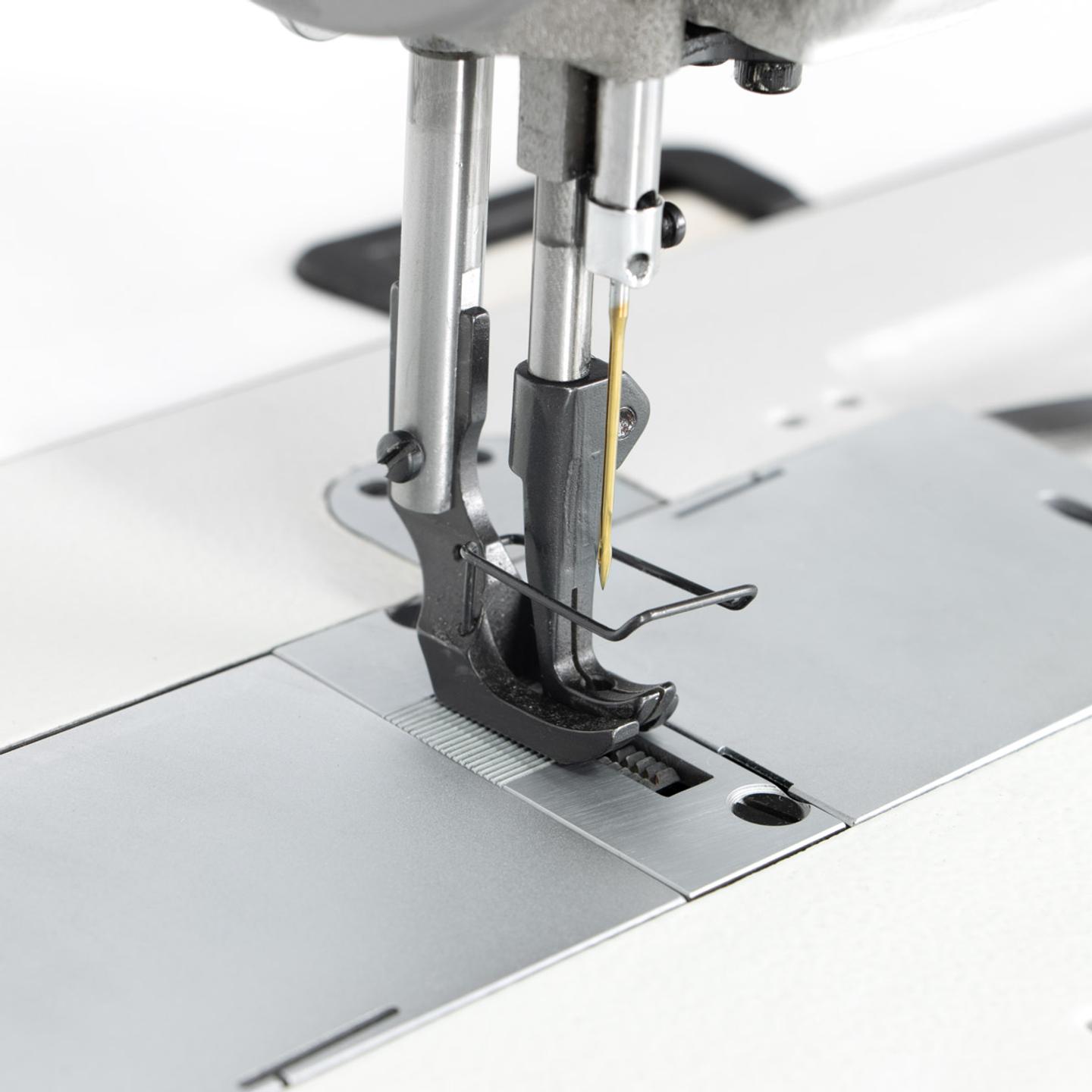 Automatic heavy duty long arm lockstitch sewing machine with unison feed - complete set