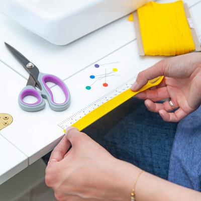 Rozkładana szafka - pracownia krawiecka, kolor biały z dębowym wykończeniem