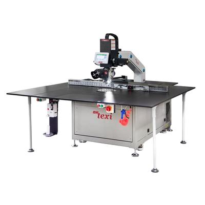 Maszyna do stebnowania programowanych wzorów z podnoszoną i obrotową głowicą szyjącą - maszyna kompletna