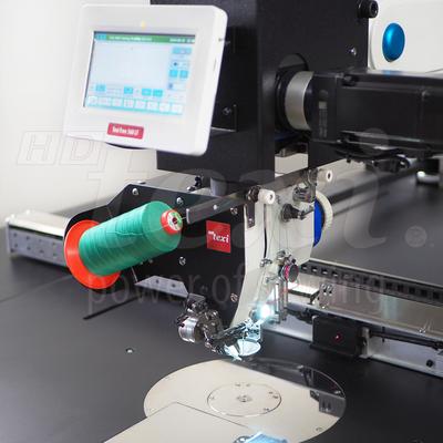 Maszyna do stebnowania programowanych wzorów z podnoszoną i obrotową głowicą szyjącą - maszyna kompletna