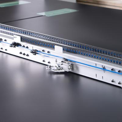 Maszyna do stebnowania programowanych wzorów z podnoszoną i obrotową głowicą szyjącą - maszyna kompletna