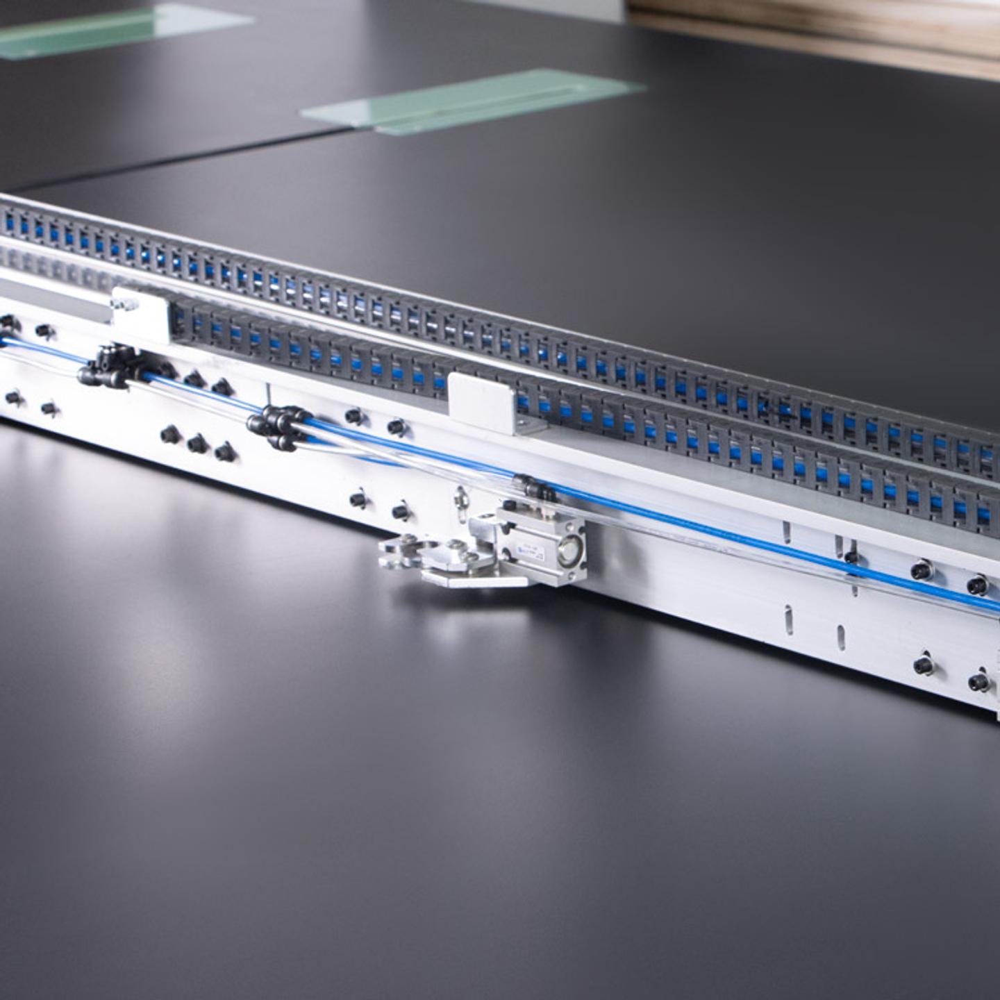 Maszyna do stebnowania programowanych wzorów z podnoszoną i obrotową głowicą szyjącą - maszyna kompletna