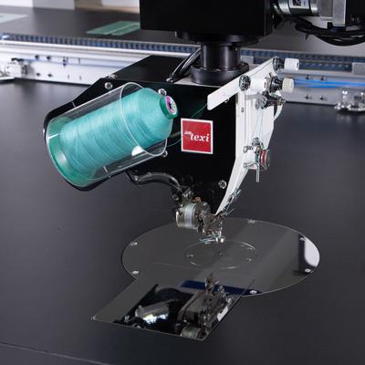 Maszyna do stebnowania programowanych wzorów z podnoszoną i obrotową głowicą szyjącą - maszyna kompletna