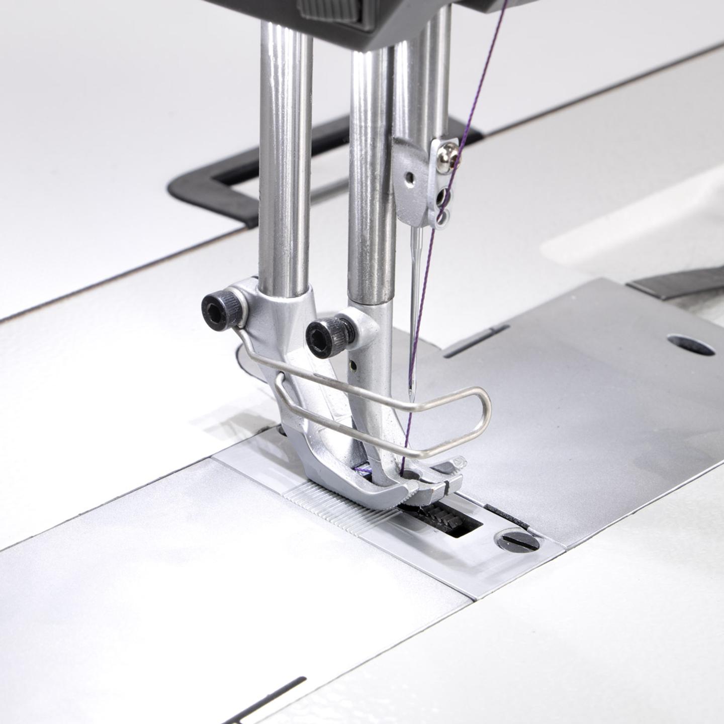 Lockstitch machine for sewing thick fabrics with automatic functions, unison feed and built-in motor - complete set