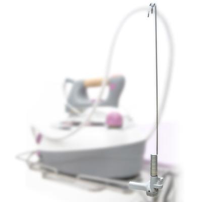 Pejcz podtrzymujący przewód żelazka, z zatrzaskowym mocowaniem