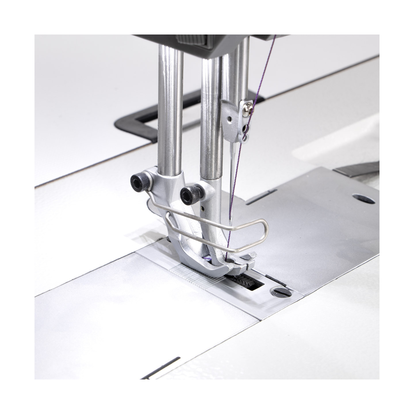 Lockstitch machine for sewing thick fabrics with automatic functions, unison feed and built-in motor - complete set