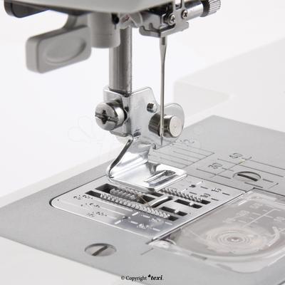 Binders and hemmers fastening handle