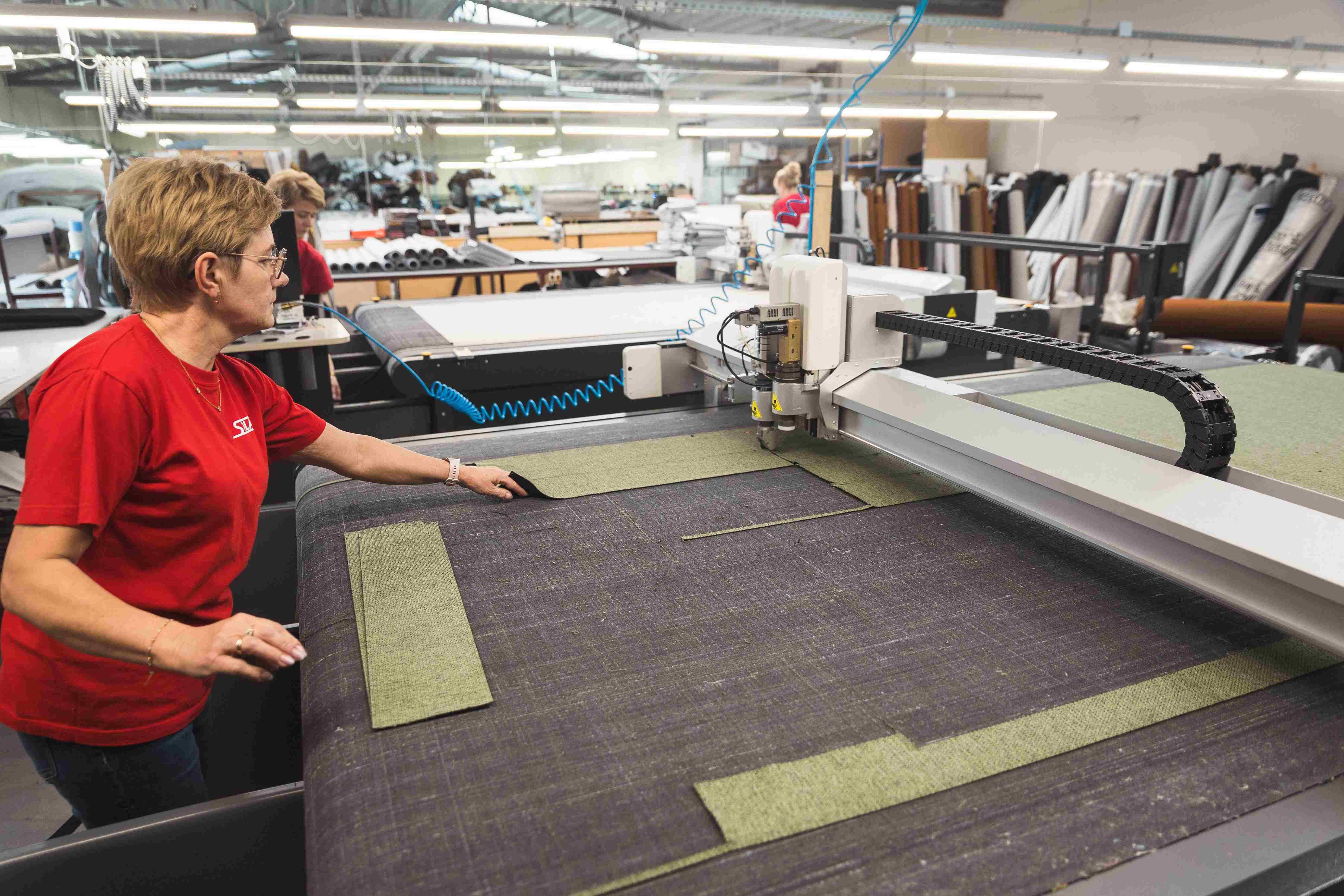 Osoba obsługująca jednowarstwowy cutter Texi